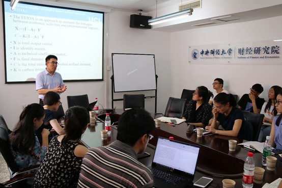 图1:437bwin必赢国际龙马奋进“财经·格致”研究生学术论坛第九讲在图配楼314会议室举行