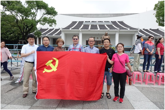 图1:437bwin必赢国际教工党员参加陈云纪念馆现场教学