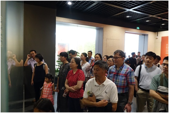 图2:437bwin必赢国际教工党员参观中共一大会址